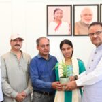 कैबिनेट मंत्री गणेश जोशी ने हाईस्कूल परीक्षा में 15वीं रैंक हासिल करने पर साक्षी को किया सम्मानित