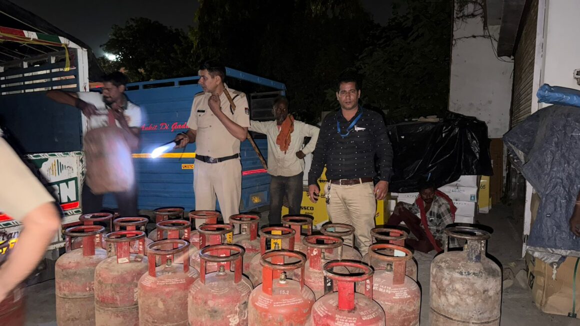 देहरादून में अवैध गैस रिफिलिंग का खुलासा, बड़ी मात्रा में सिलेंडर बरामद