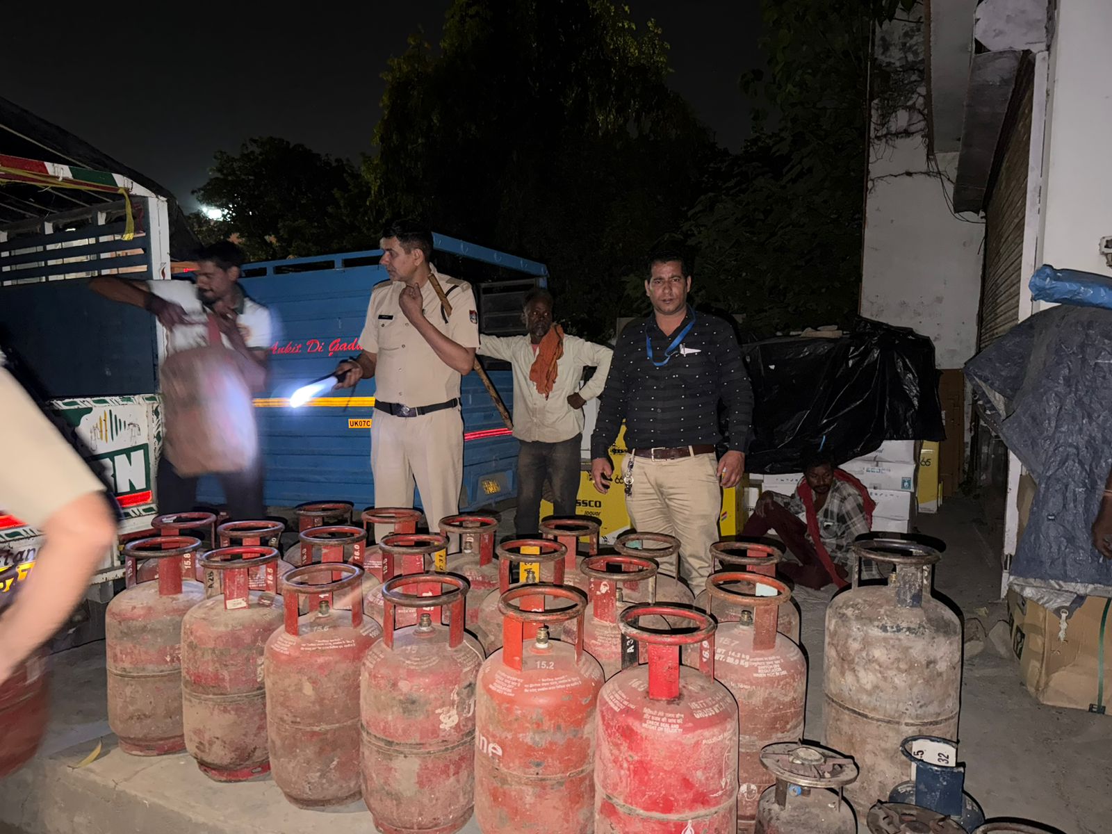 देहरादून में अवैध गैस रिफिलिंग का खुलासा, बड़ी मात्रा में सिलेंडर बरामद