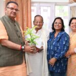 मंत्री गणेश जोशी ने रिटायर्ड हवलदार उदय सिंह थापा को दी 100वें जन्मदिवस की शुभकामनाएं