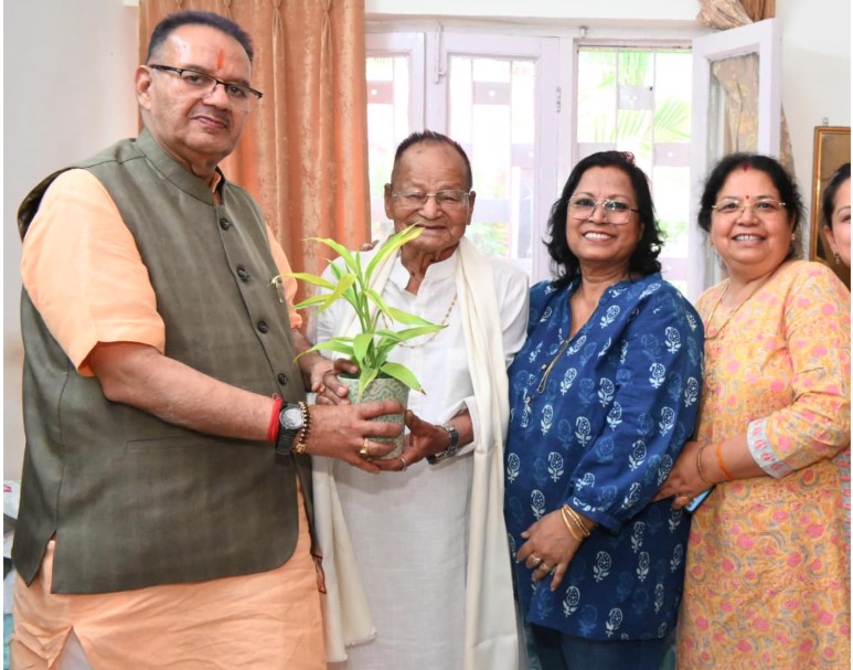 मंत्री गणेश जोशी ने रिटायर्ड हवलदार उदय सिंह थापा को दी 100वें जन्मदिवस की शुभकामनाएं