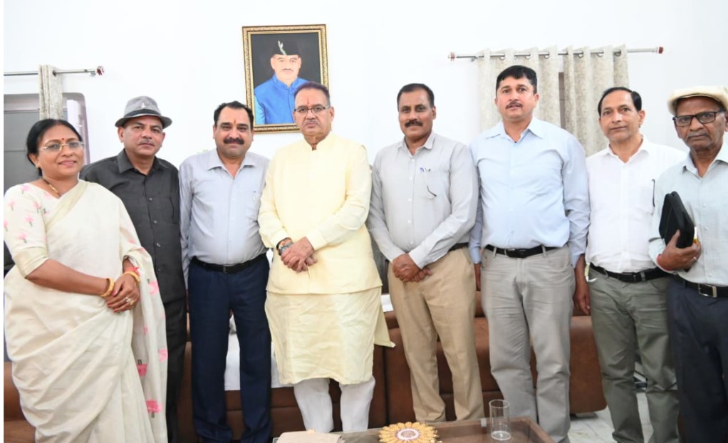 सैनिक कल्याण मंत्री गणेश जोशी से भूतपूर्व सैनिक के एक प्रतिनिधिमंडल ने की मुलाकात