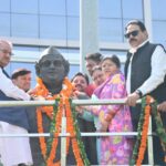 कैबिनेट मंत्री गणेश जोशी ने हेमवती नंदन बहुगुणा की प्रतिमा पर माल्यार्पण कर दी उन्हें श्रद्धांजलि 