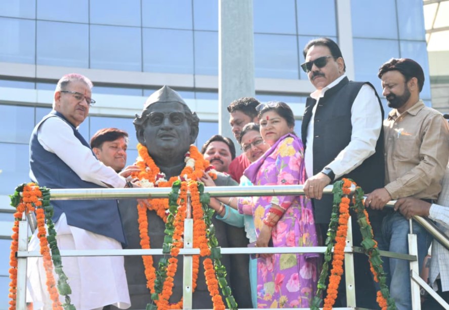 कैबिनेट मंत्री गणेश जोशी ने हेमवती नंदन बहुगुणा की प्रतिमा पर माल्यार्पण कर दी उन्हें श्रद्धांजलि 