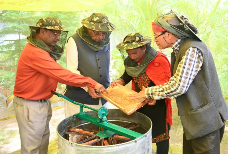 कृषि मंत्री गणेश जोशी ने अपने शासकीय आवास में निकाला शहद
