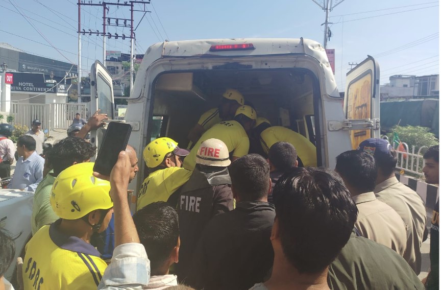 आईएसबीटी क्षेत्र में कार-ट्रक की जोरदार टक्कर, SDRF ने ट्रक में फंसे युवक को निकाला सुकुशल बाहर