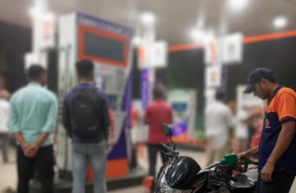 पेट्रोल-डीजल के दामों में फिर बढ़ोतरी, 10 दिनों में चौथी बार बढ़े रेट