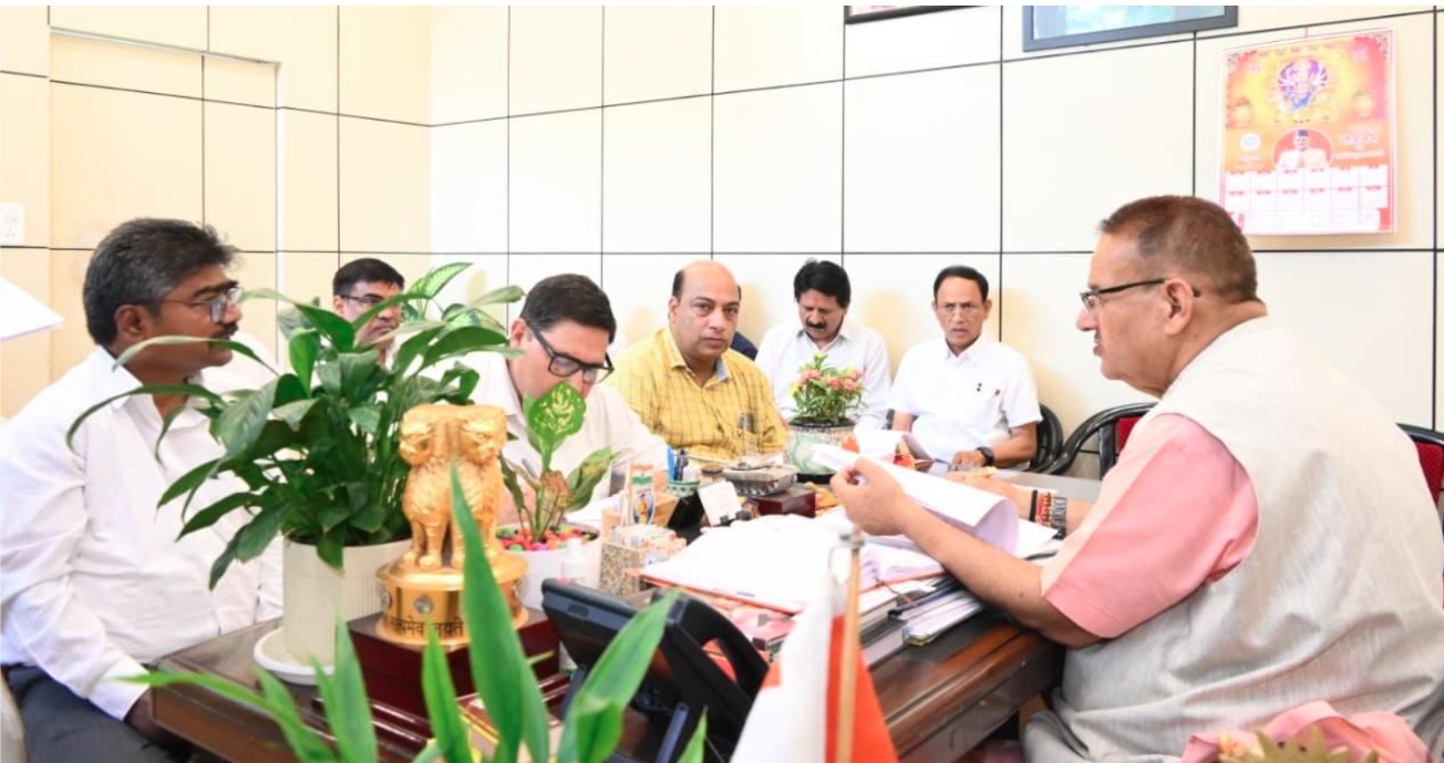 कैबिनेट मंत्री गणेश जोशी ने सिंचाई विभाग के अधिकारियों के साथ की बैठक