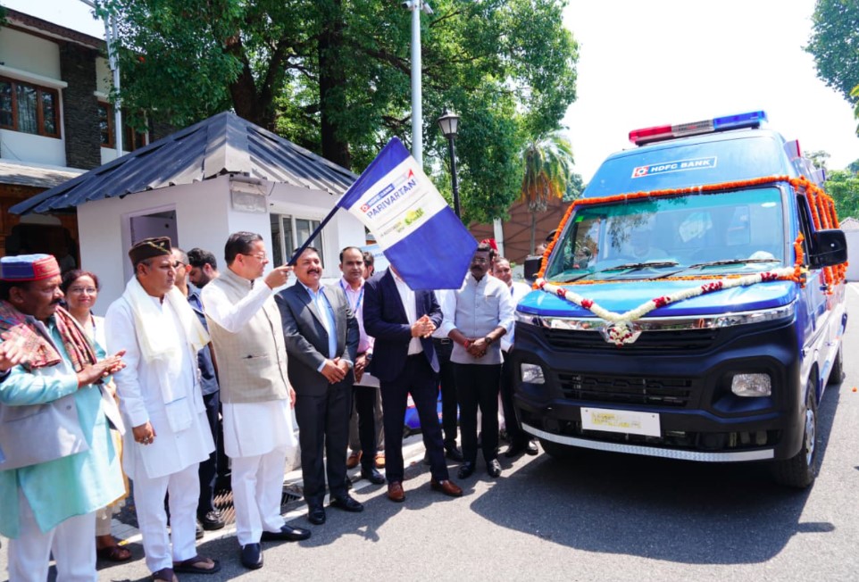 मुख्यमंत्री धामी ने जनहित के लिए प्रदान की गई 4 अत्याधुनिक एम्बुलेंस का किया फ्लैग ऑफ