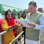 मुख्यमंत्री धामी ने लोहियाहेड हेलीपैड पर जनता एवं जनप्रतिनिधियों से मुलाकात कर सुनीं उनकी समस्याएं