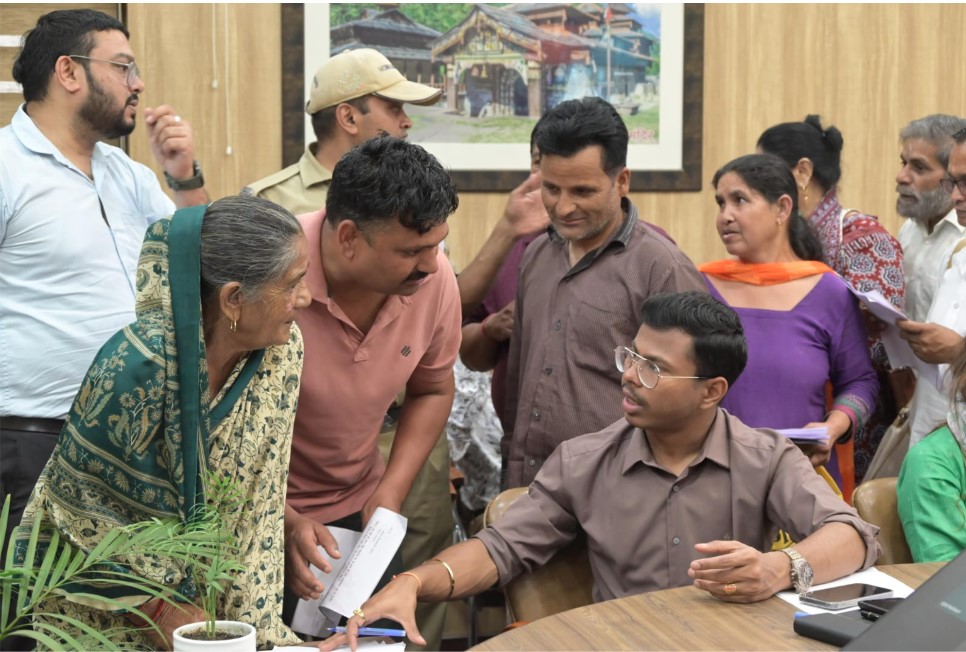 जनता दरबार में उमड़ी फरियादियों की भीड़, 201 शिकायतों पर प्रशासन ने की त्वरित सुनवाई
