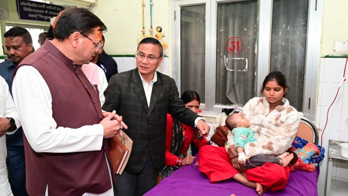 मुख्यमंत्री धामी ने जिला चिकित्सालय पिथौरागढ़ का किया औचक निरीक्षण
