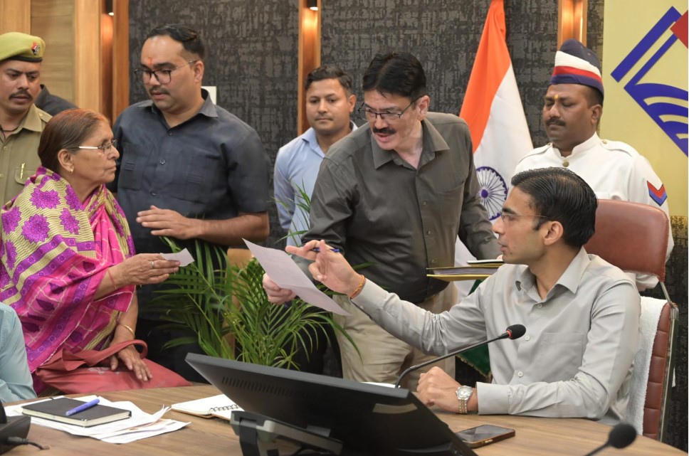 जन दर्शन में उमड़ी फरियादियों की भीड़, डीएम सविन बंसल ने सुनीं 300 से ज्यादा शिकायतें