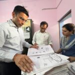 सब रजिस्टार कार्यालय विकासनगर में डीएम का औचक निरीक्षण, पुराने विलेख पत्र जब्त