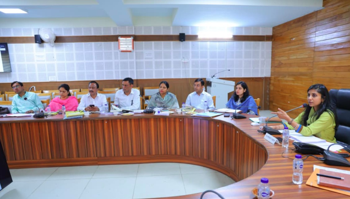 मासिक स्टाफ बैठक में जिलाधिकारी ने राजस्व वसूली से लेकर फार्मर रजिस्ट्री तक दिए कड़े निर्देश