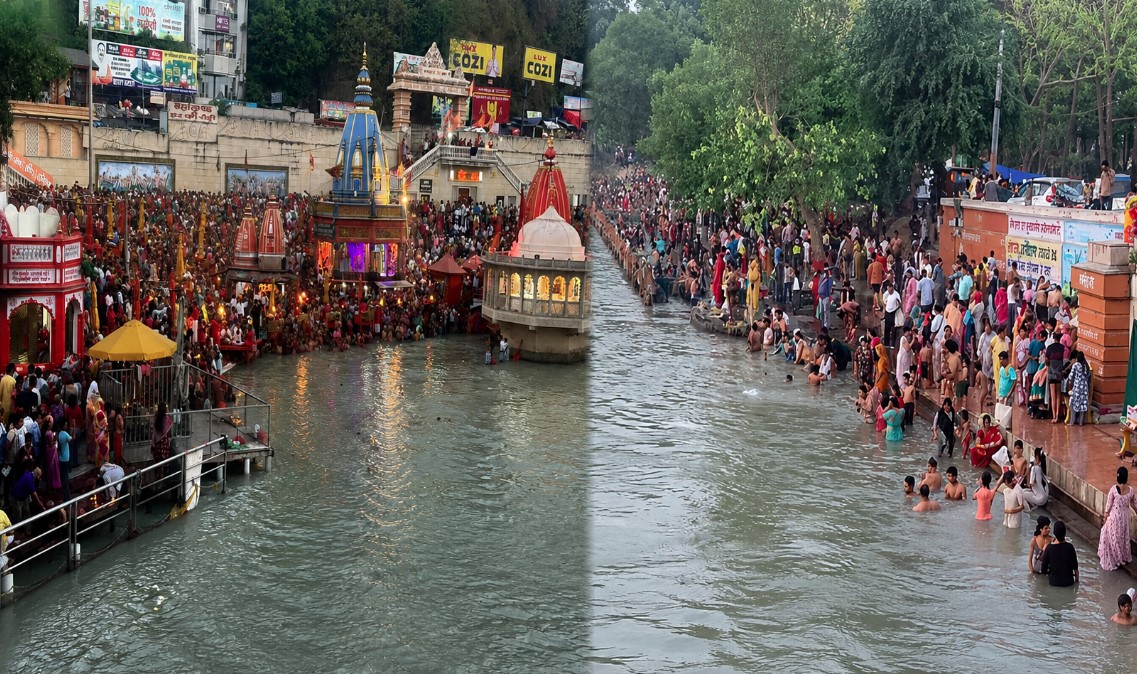 गंगा दशहरा पर हरकी पैड़ी में उमड़ा आस्था का सैलाब, श्रद्धालुओं ने मां गंगा में लगाई डुबकी