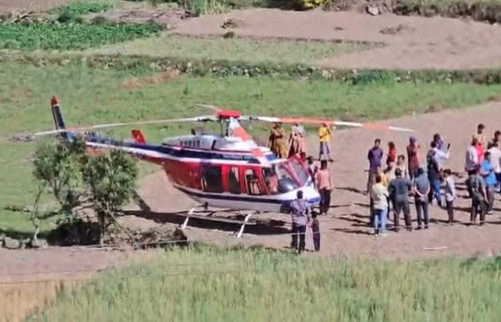 11000 वोल्ट की हाईटेंशन लाइन में फंसा हेलीकॉप्टर, महिला पायलट की सूझबूझ से टला बड़ा हादसा
