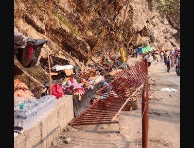 सोनप्रयाग के पास हनुमान मंदिर मार्ग पर पत्थर गिरने से हादसा, एक की मौत, एक गंभीर घायल
