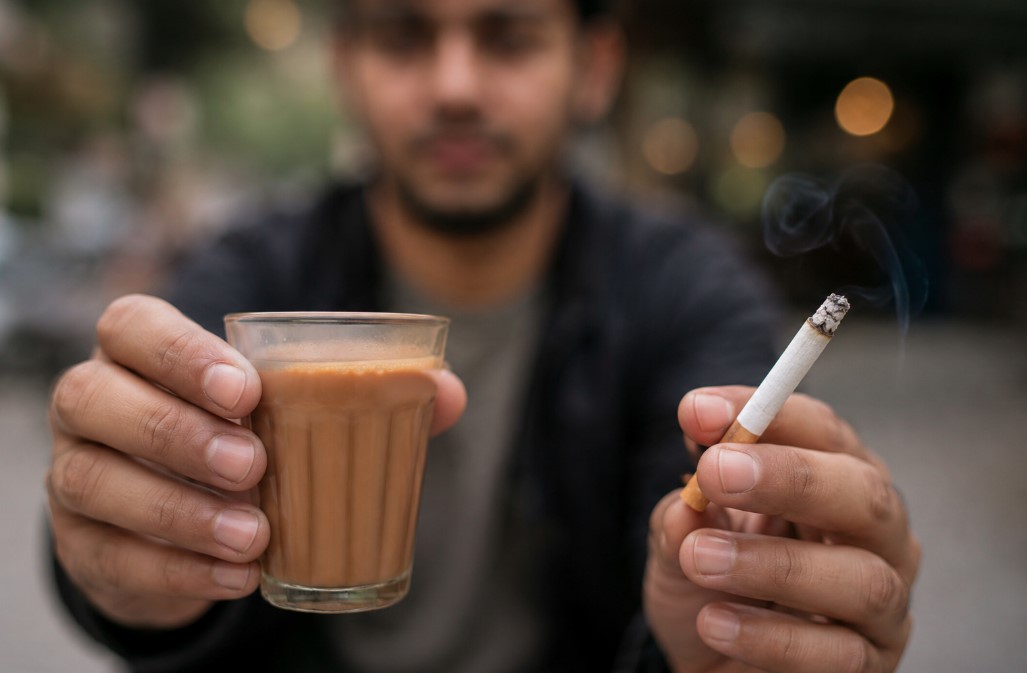 चाय के साथ सिगरेट पीना पड़ सकता है भारी, जान लीजिये इसके नुकसान