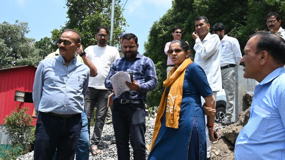 सुरकंडा देवी मंदिर के पास निर्माणाधीन बहुस्तरीय पार्किंग की धीमी प्रगति पर जिलाधिकारी नाराज, कार्य में तेजी लाने के निर्देश