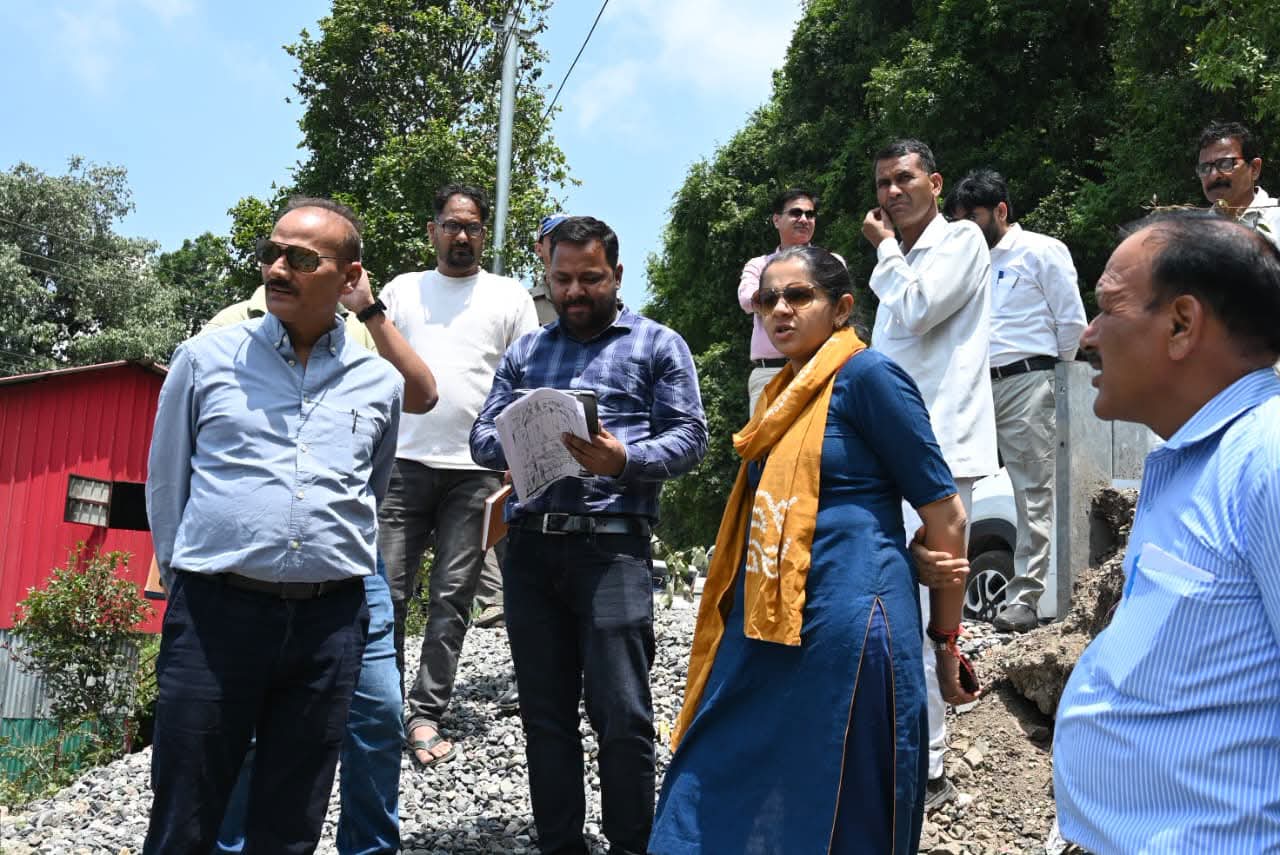 सुरकंडा देवी मंदिर के पास निर्माणाधीन बहुस्तरीय पार्किंग की धीमी प्रगति पर जिलाधिकारी नाराज, कार्य में तेजी लाने के निर्देश