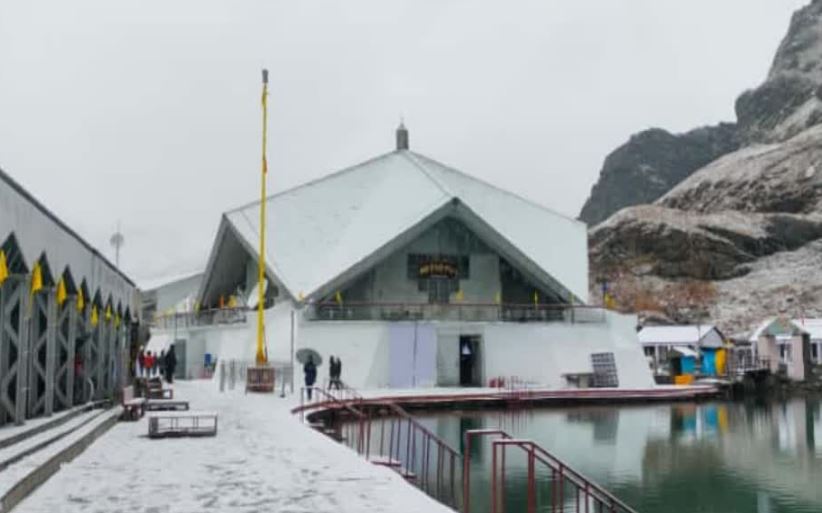 उत्तराखंड में बदला मौसम का मिजाज: बदरीनाथ और हेमकुंड साहिब में हुई बर्फबारी, कई जिलों में ऑरेंज अलर्ट जारी