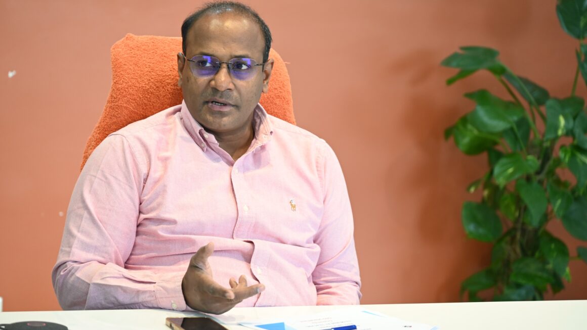 मुख्य निर्वाचन अधिकारी ने की SIR अभियान की समीक्षा, तीन दिन में 19 लाख से अधिक फार्म वितरित