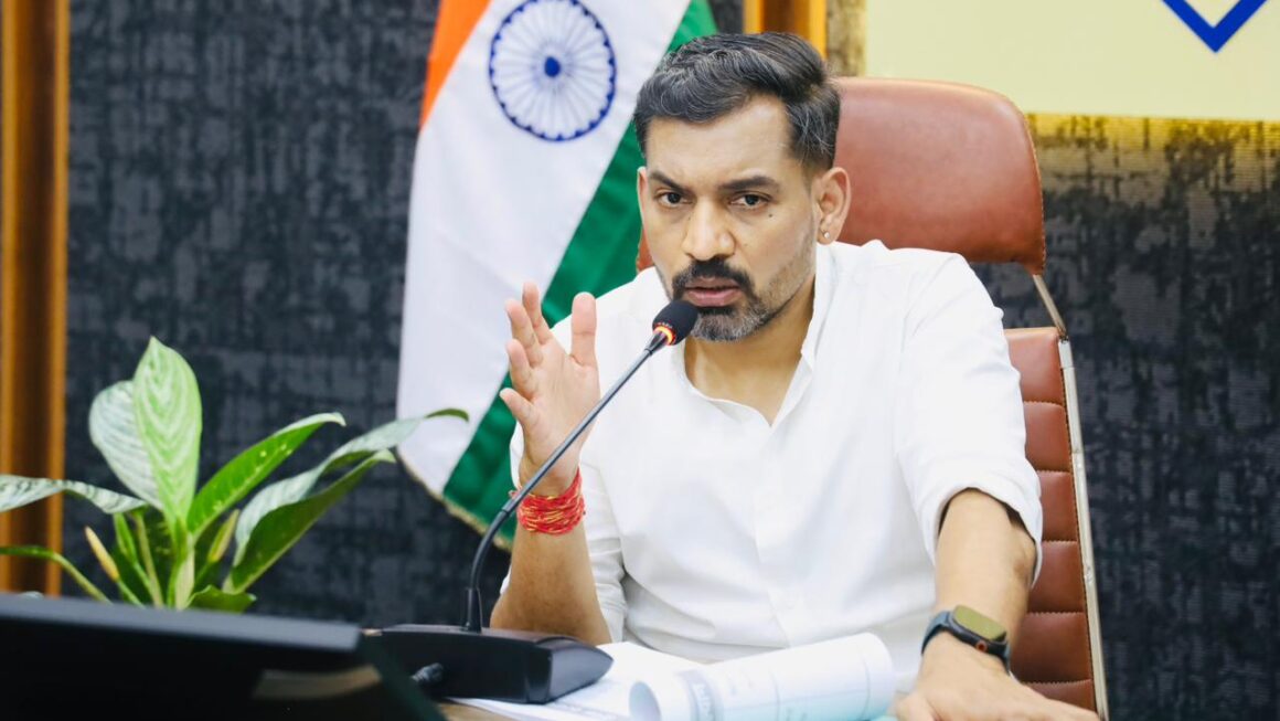 सीएम घोषणाओं के क्रियान्वयन में लापरवाही बर्दाश्त नहीं, डीएम ने दिए कड़े निर्देश
