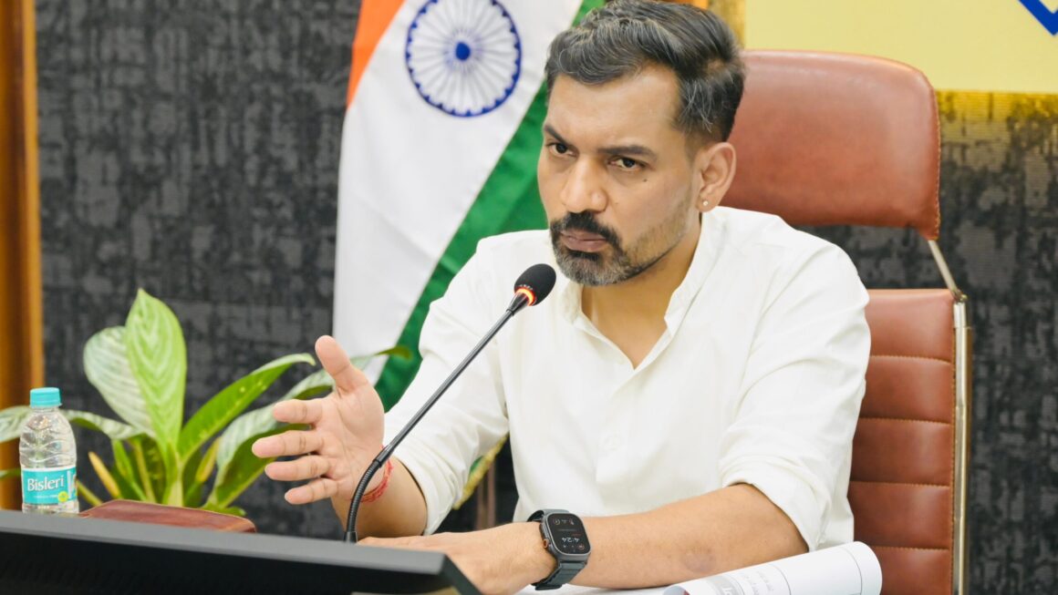 राज्य और राष्ट्रीय महत्व की परियोजनाओं में देरी नहीं होगी बर्दाश्त: डीएम डॉ. आशीष चौहान