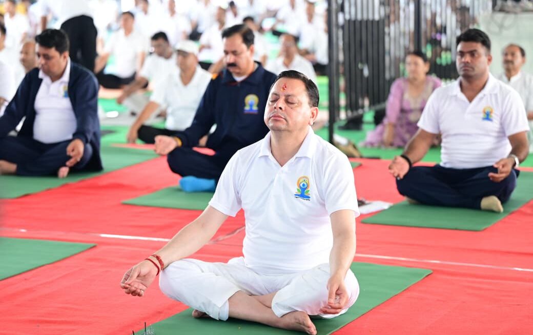 मुख्यमंत्री ने बनबसा में किया सामूहिक योगाभ्यास, योग को दैनिक जीवन का हिस्सा बनाने का किया आह्वान