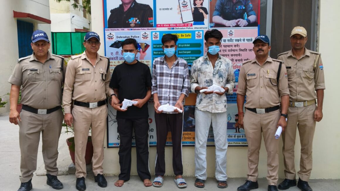 15 हजार रुपये का इनामी बदमाश समेत तीन गिरफ्तार, दून पुलिस ने अवैध हथियार किए बरामद