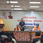 कार्यकर्ताओं की क्षमता, अनुभव और समर्पण से भाजपा अजेय बनी है : सीएम धामी