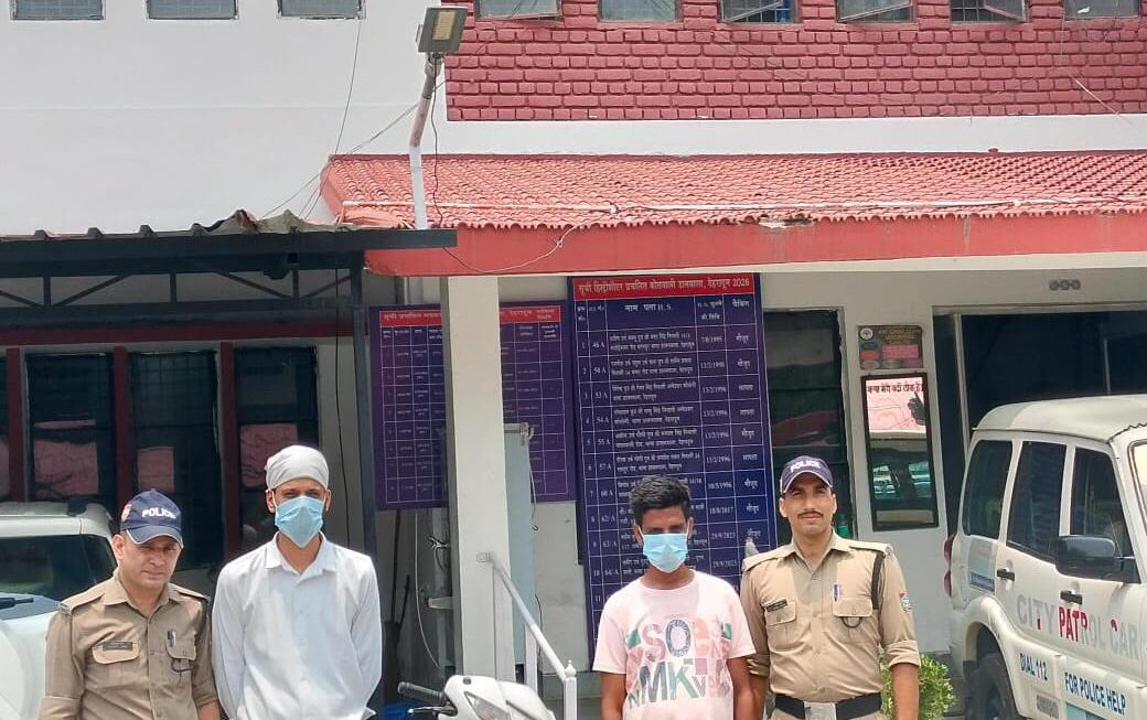 रील बनाना पड़ा भारी, देहरादून पुलिस ने स्कूटी चालक पर की कार्रवाई
