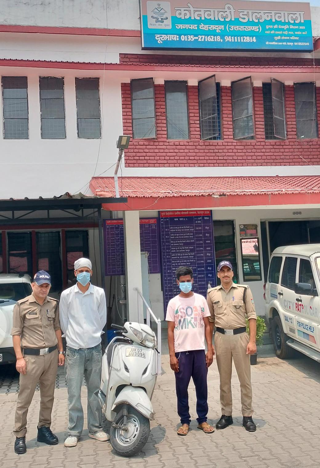 रील बनाना पड़ा भारी, देहरादून पुलिस ने स्कूटी चालक पर की कार्रवाई