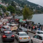 वीकेंड पर नैनीताल में उमड़ा पर्यटकों का सैलाब, पर्यटन स्थलों पर भीड़ और सड़कों पर यातायात व्यवस्था हुई प्रभावित