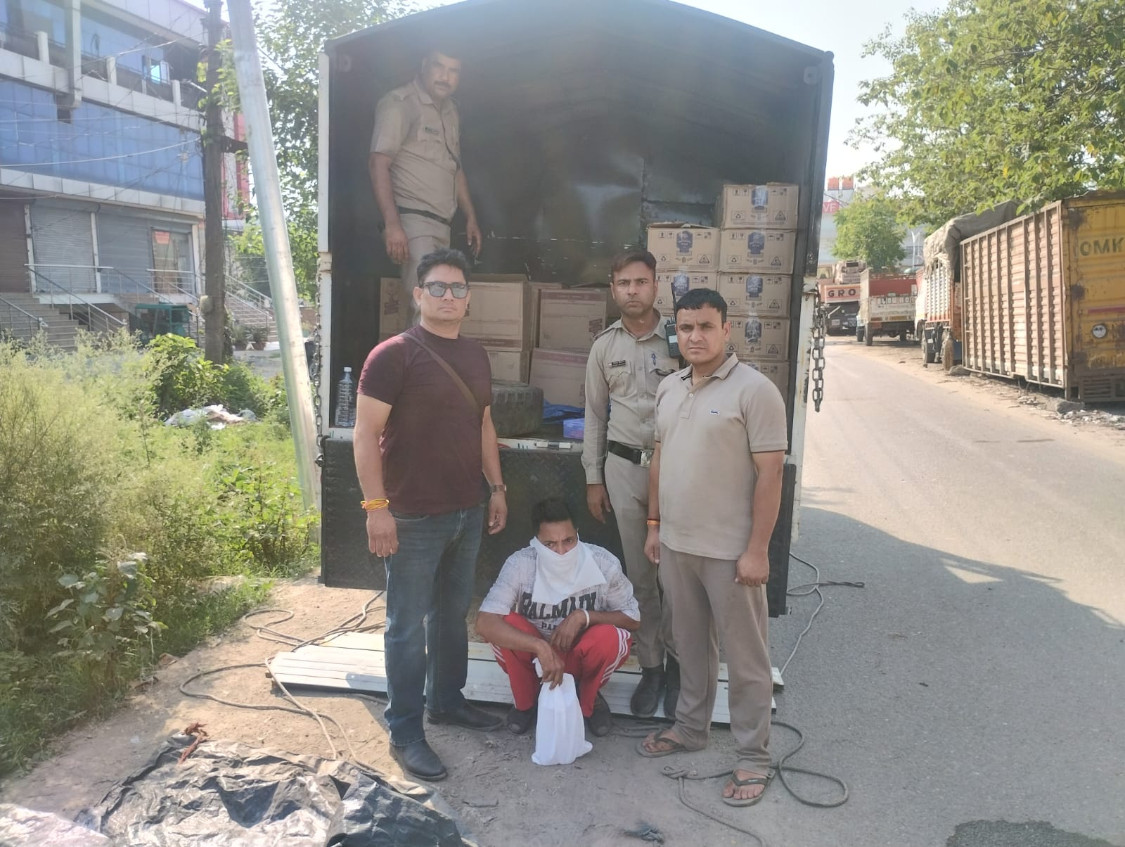 एसटीएफ एवं देहरादून पुलिस की संयुक्त कार्यवाही में अवैध अंग्रेजी शराब का बड़ा जखीरा बरामद, ट्रक चालक गिरफ्तार