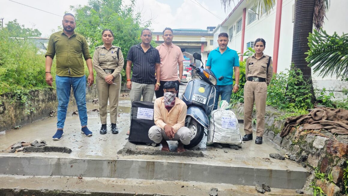 देहरादून में अवैध शराब तस्करी पर बड़ी कार्रवाई, स्कूटी सवार गिरफ्तार