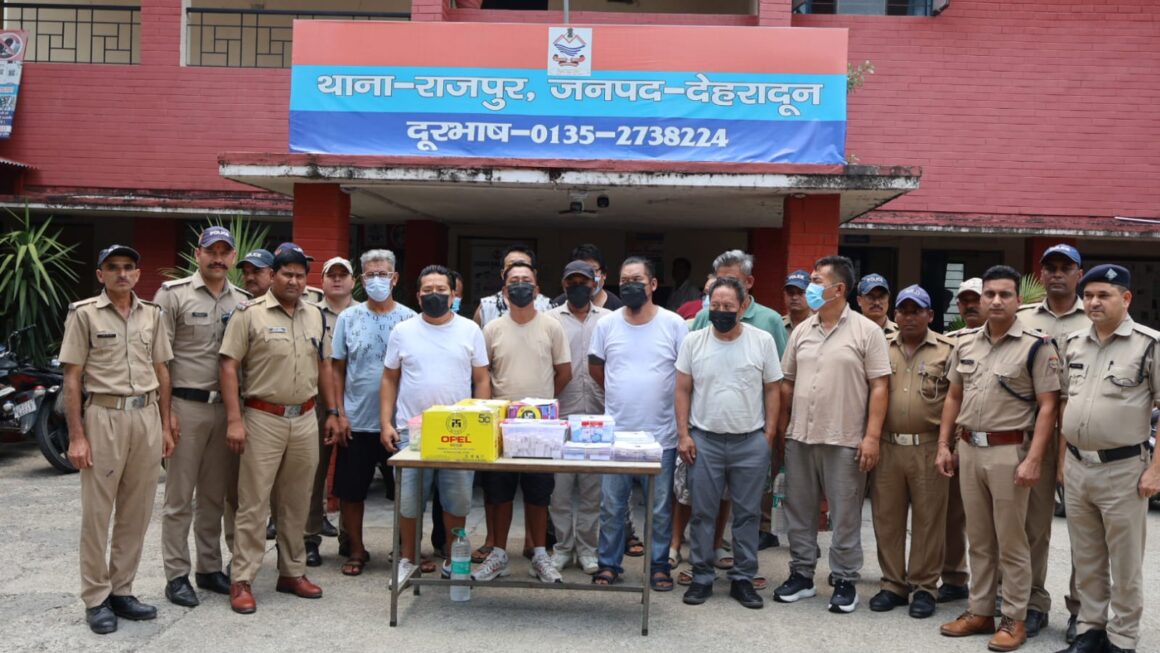 देहरादून में जुए के बड़े अड्डे पर पुलिस का छापा, विदेशी नागरिक समेत 13 गिरफ्तार