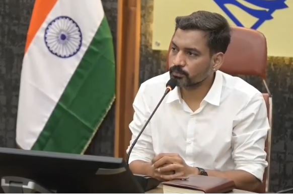 विकास योजनाओं एवं सीएम घोषणाओं की समीक्षा बैठक में डीएम ने दिए कार्यों में तेजी लाने के निर्देश