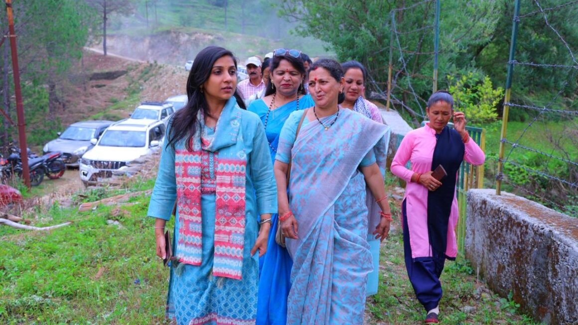 दूरस्थ गांवों तक पहुंचीं जिलाधिकारी, अस्पताल, बाजार और चौपालों में पहुंचकर जानी लोगों की समस्याएं