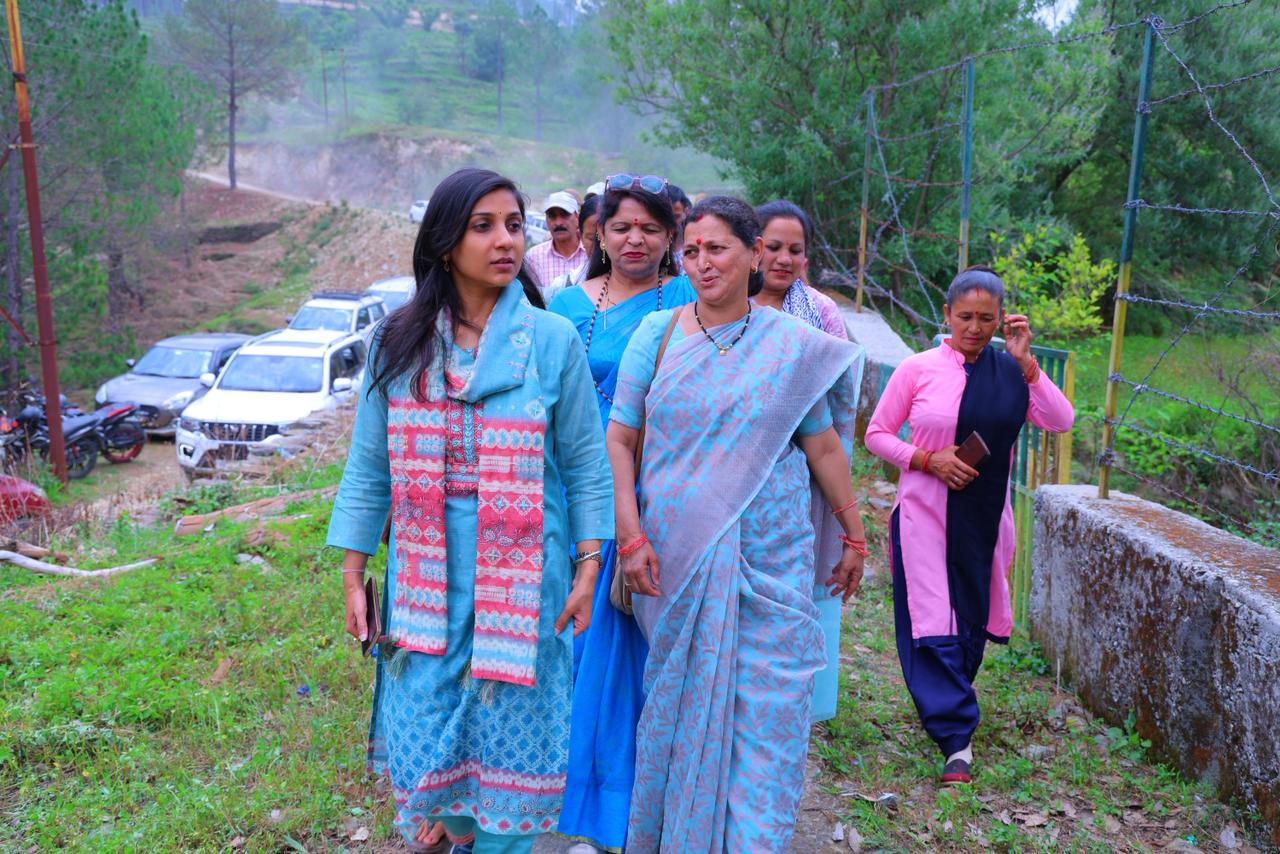 दूरस्थ गांवों तक पहुंचीं जिलाधिकारी, अस्पताल, बाजार और चौपालों में पहुंचकर जानी लोगों की समस्याएं