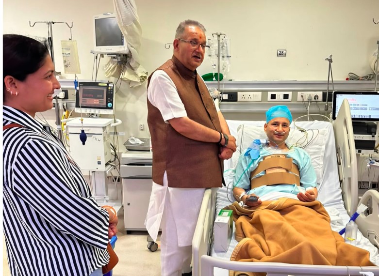 कैबिनेट मंत्री गणेश जोशी ने अस्पताल में भर्ती भाजपा पार्षद भूपेन्द्र सिंह कठैत का जाना कुशलक्षेम