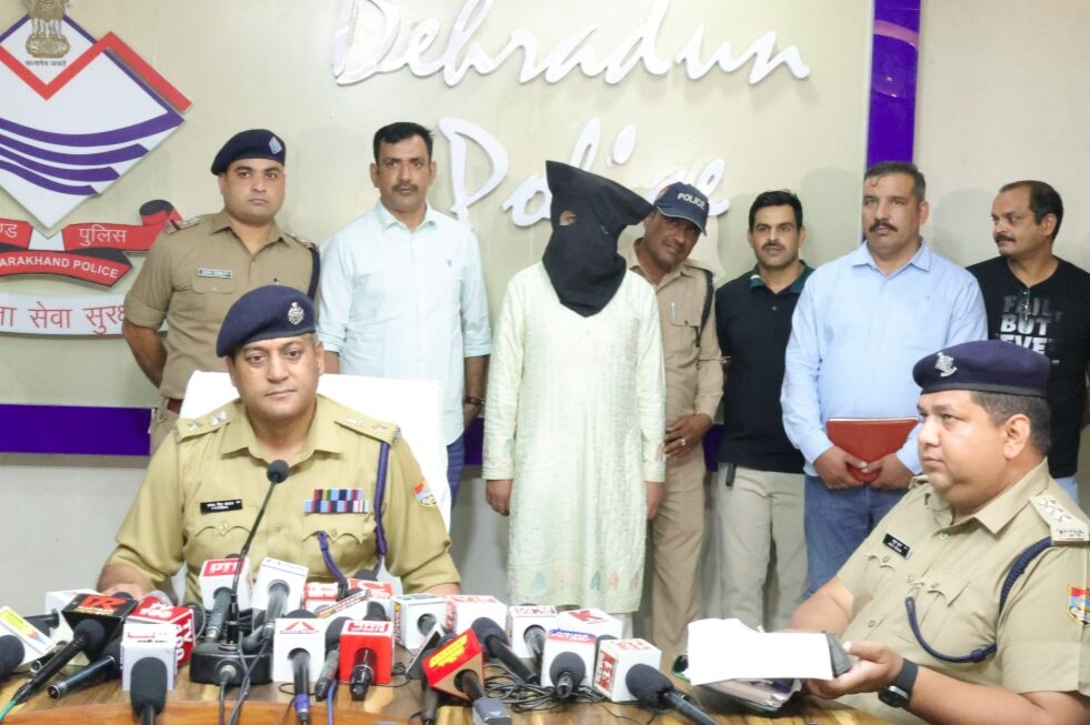 अनिष्ट होने का भय दिखाकर पूजा पाठ के नाम पर आभूषण ठगने वाला ठग बाबा आया दून पुलिस की गिरफ्त में