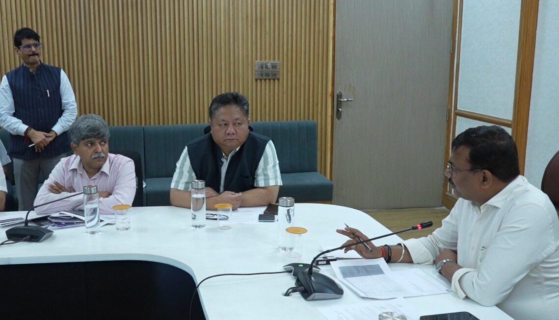 मुख्य सचिव ने प्रधानमंत्री द्वारा शिलान्यास किए गए प्रोजेक्ट्स की प्रगति की समीक्षा की