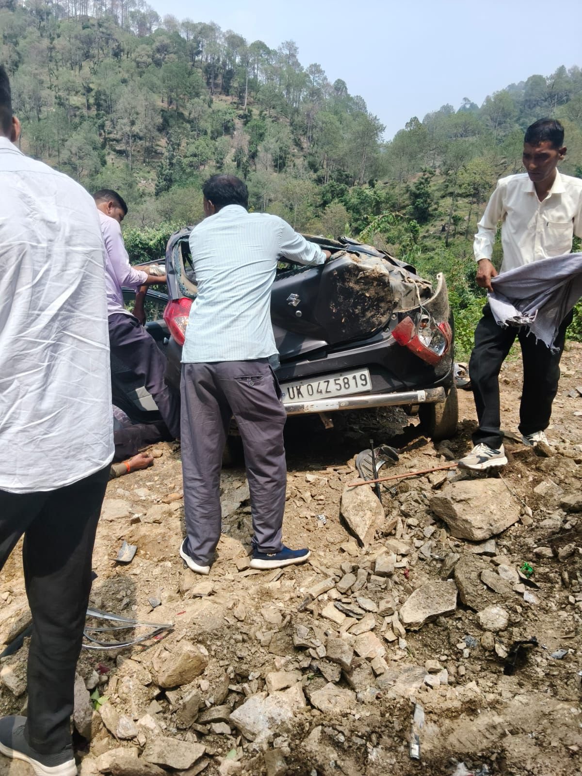 अल्मोड़ा में भीषण सड़क हादसा, खाई में गिरी कार; चार लोगों की मौत, दो घायल