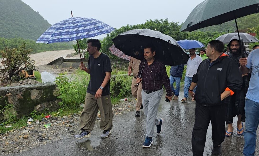 भारी बारिश के बीच डीएम मैदान में, क्षतिग्रस्त सड़कों को जल्द बहाल करने के निर्देश