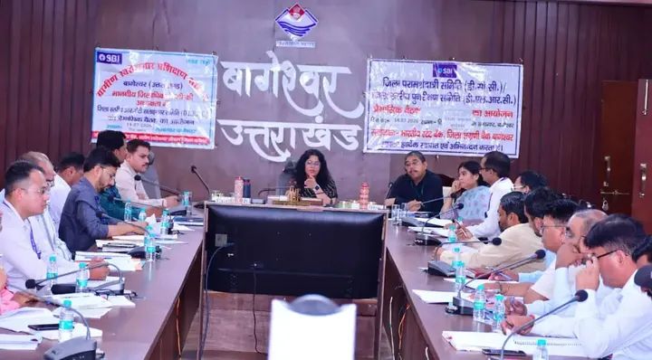 डीएलआरसी बैठक में डीएम अपूर्वा पाण्डे सख्त, बैंकों को सीडी रेशियो सुधारने और लंबित आवेदनों के शीघ्र निस्तारण के निर्देश