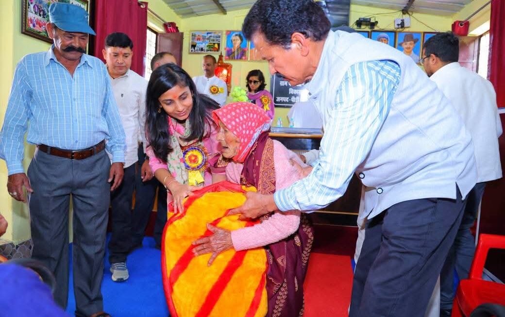 खिर्सू के कठूड़ गांव पहुंचीं डीएम स्वाति भदौरिया, चौपाल में सुनी ग्रामीणों की समस्याएं, अधिकारियों को दिए निर्देश