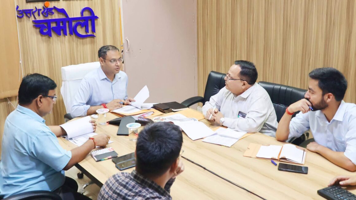 चमोली में मतदाता सूची पुनरीक्षण को लेकर तैयारी तेज, 63,347 नोटिसों का होगा वितरण