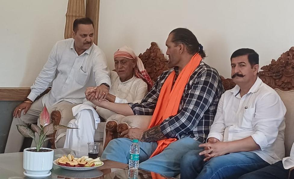 जसपाल राणा शूटिंग रेंज पहुँचे द ग्रेट खली, राणा परिवार को दी श्रद्धांजलि